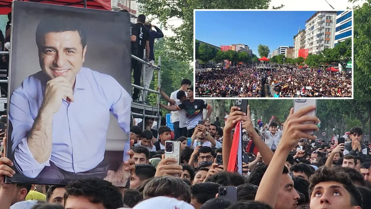 Batman’da tarihi gece: Demirtaş’ın fotoğrafıyla yürüdüler