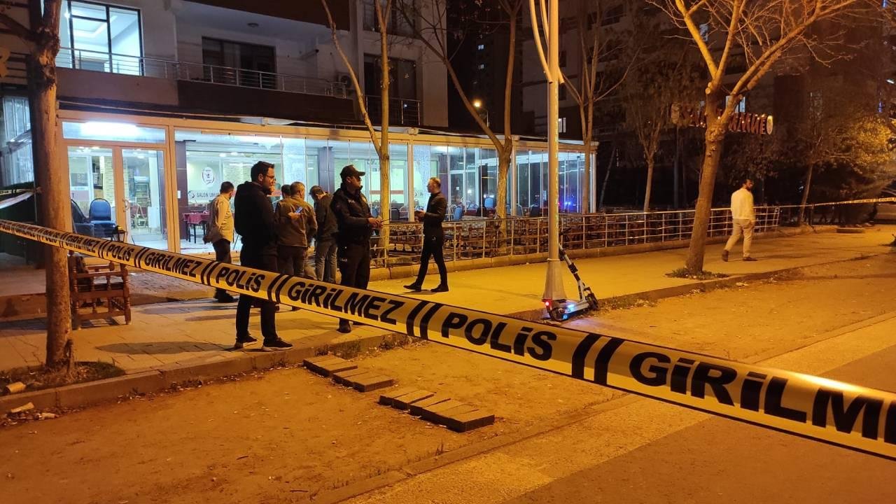 Diyarbakır'da sokak ortasında silahlı kavga