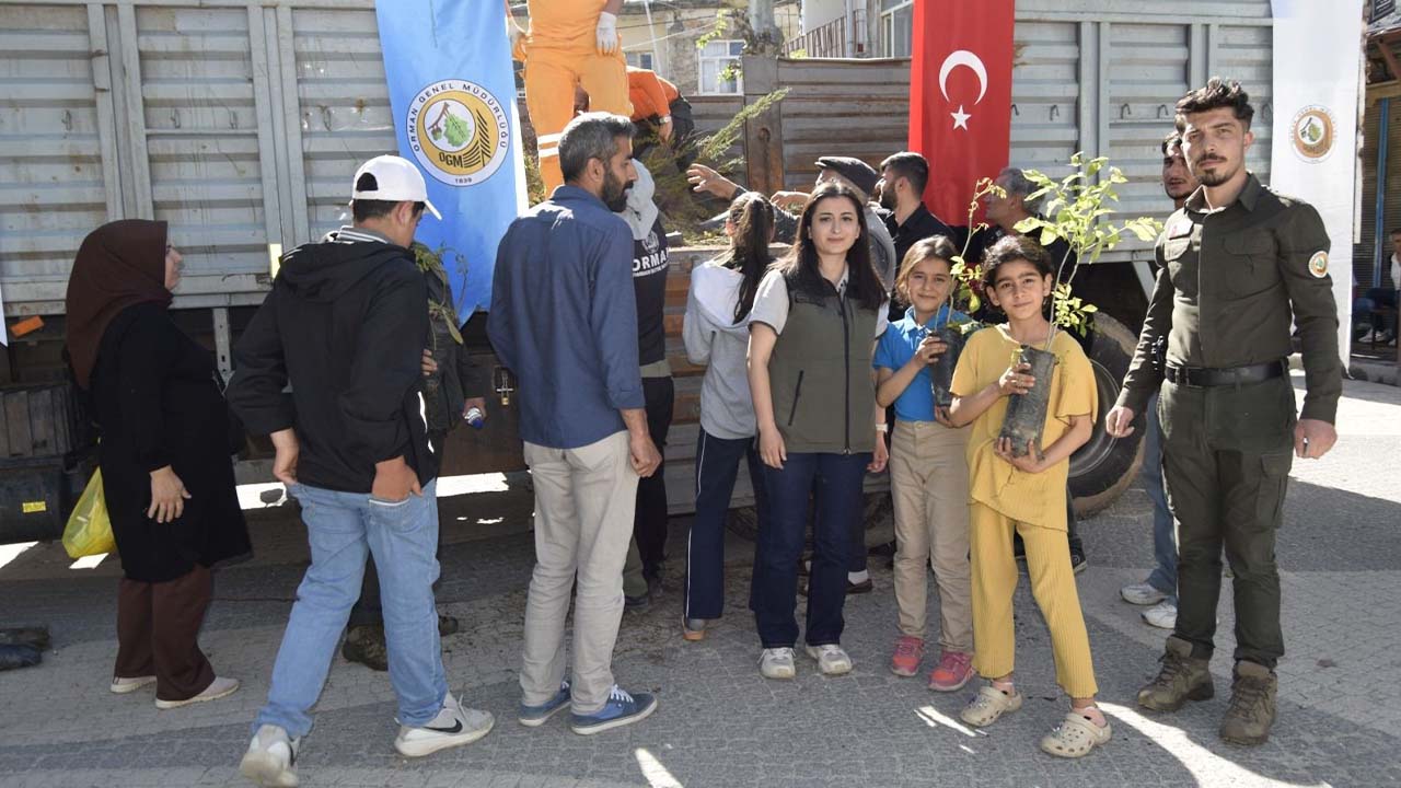 Diyarbakır’da bin 500 adet fidan dağıttı