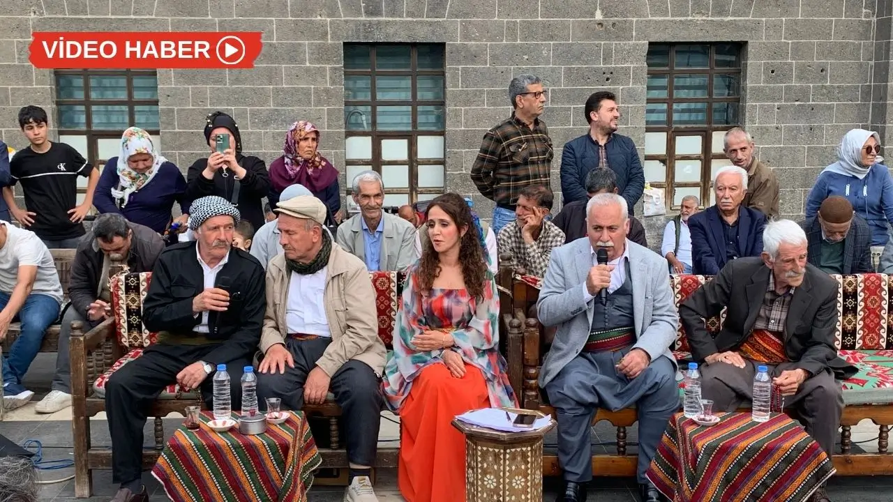 Tarihi Ulu Cami Meydanı’nda dengbêj sesleri yankılandı