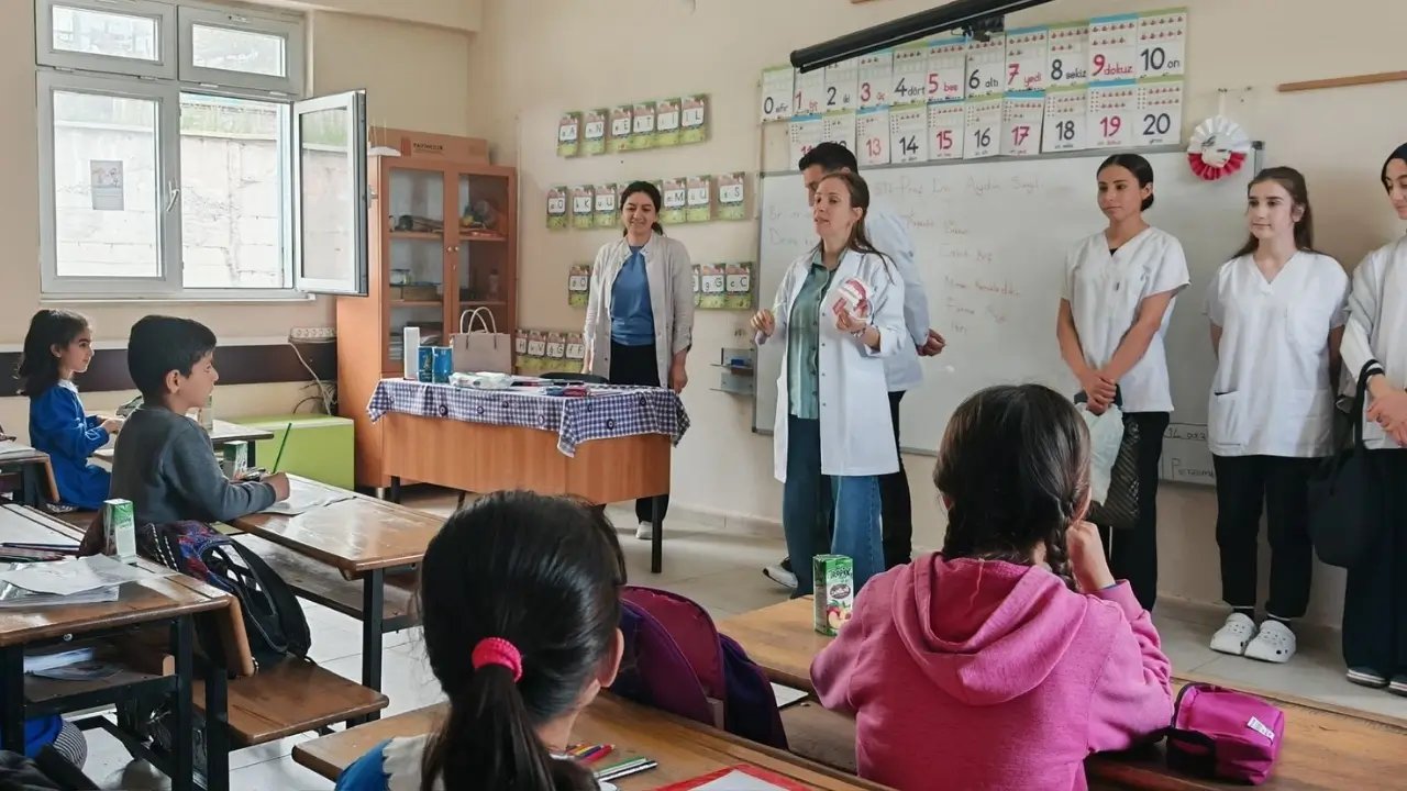 Ergani’de öğrencilere uygulamalı diş fırçalama eğitimi