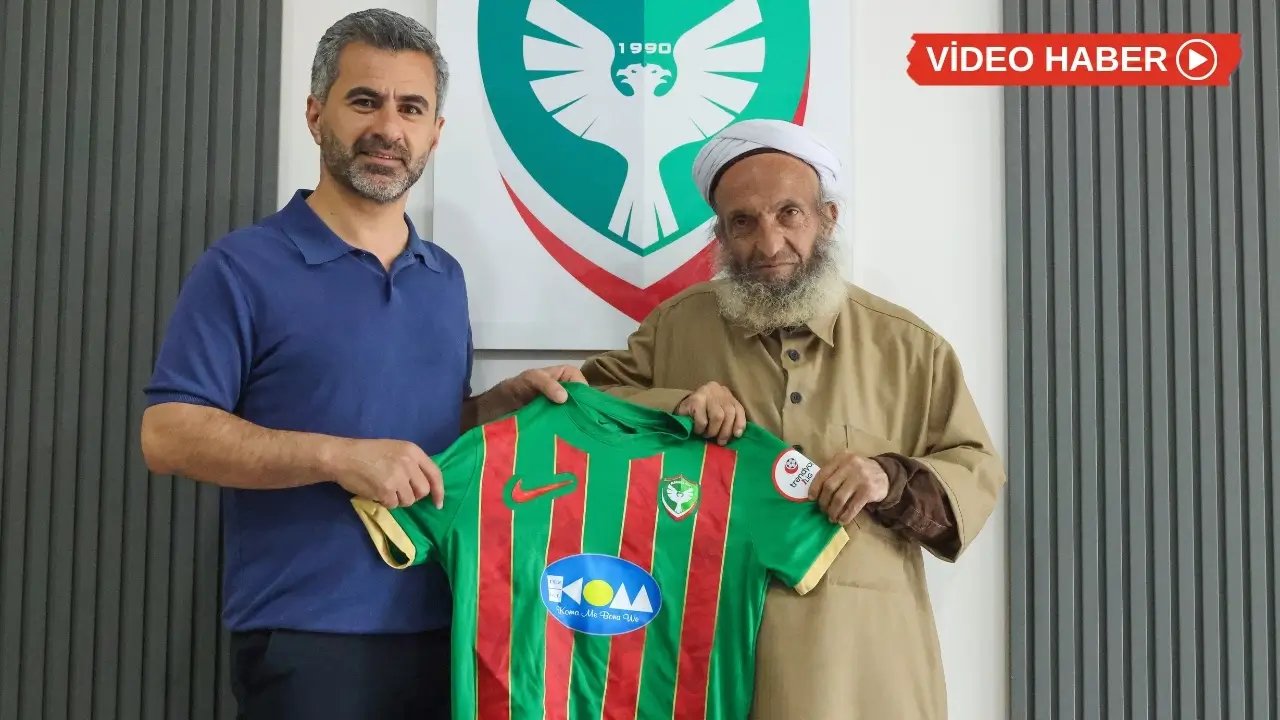Kehaneti tuttu: Elazığlı dede Amedspor formasıyla poz verdi
