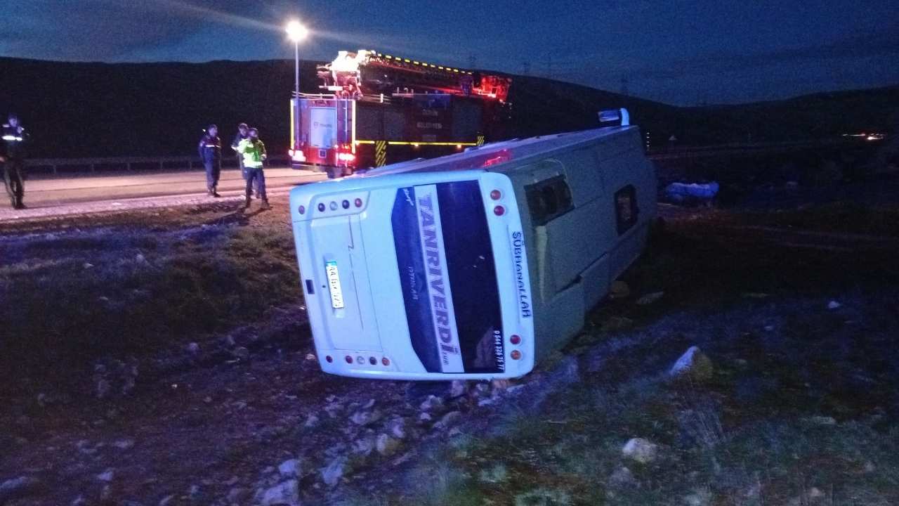 Taraftarları taşıyan midibüs devrildi: 27 yaralı