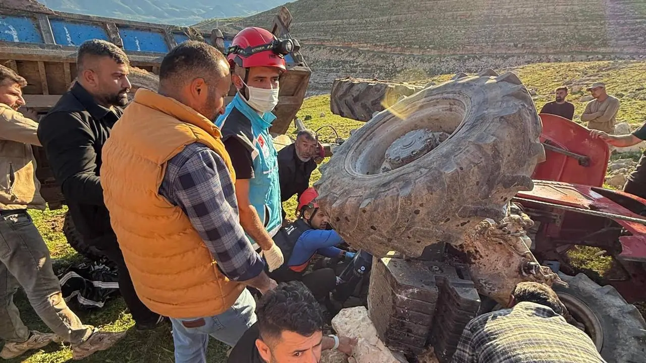 Devrilen traktörün altında can verdiler: 2 ölü, 1 yaralı