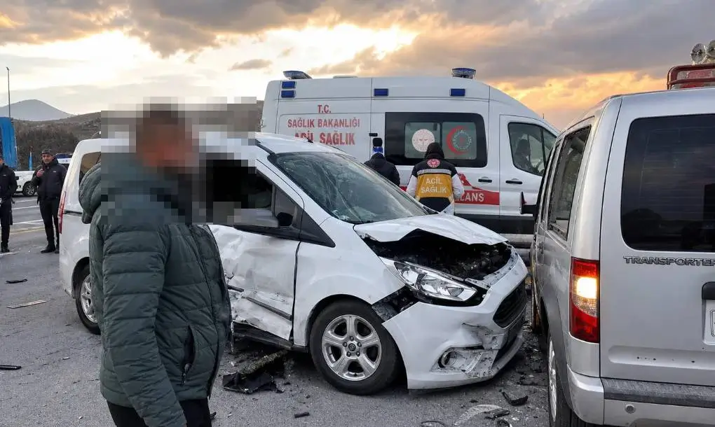 Hakkari'de zincirleme kaza: 2’si ağır 11 yaralı
