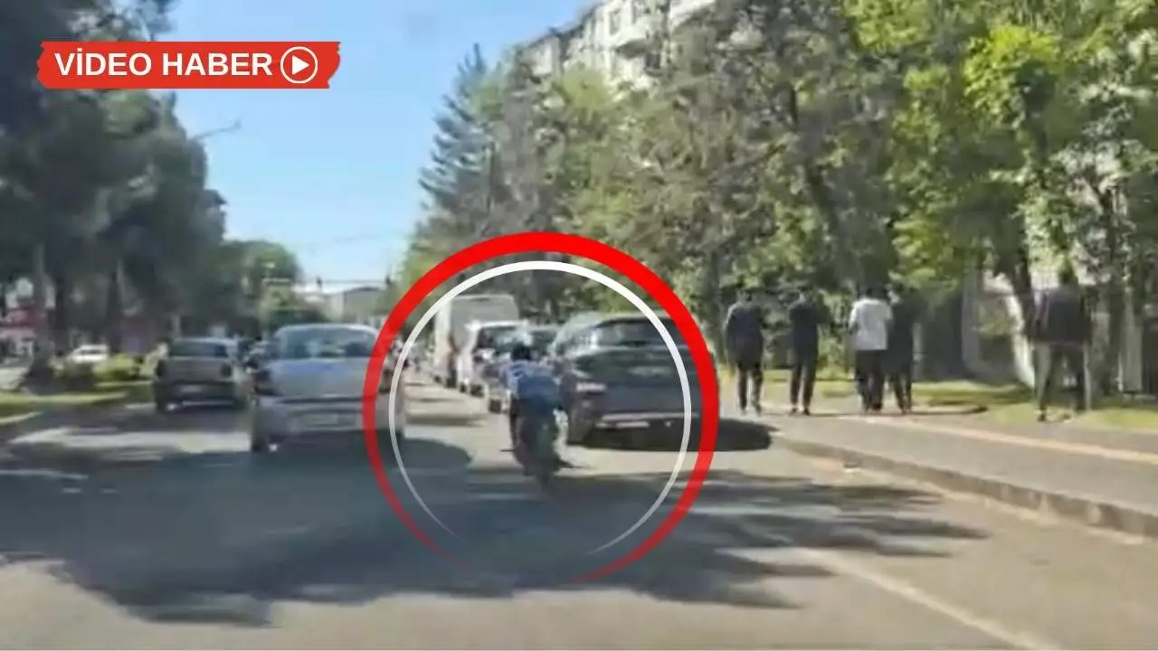 Diyarbakır’da trafikte uzanarak motosiklet sürdü
