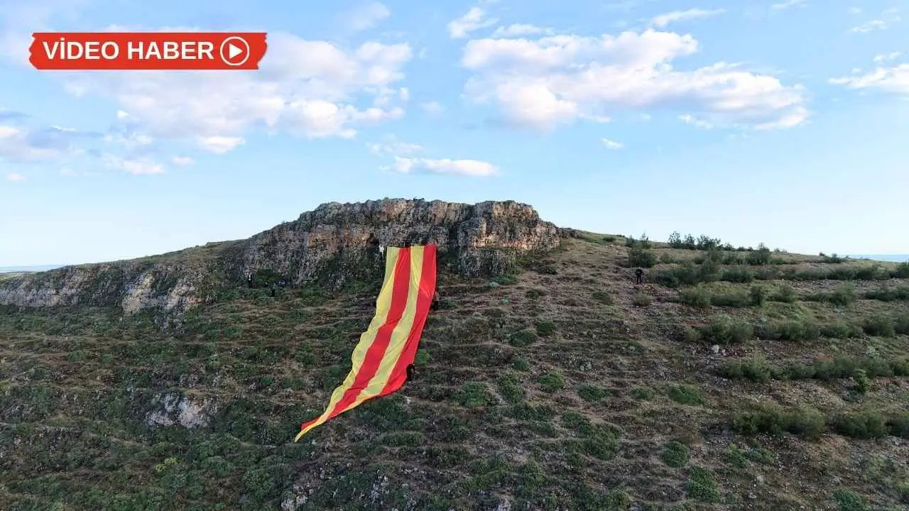 Ayrancı Yokuşu’na dev Galatasaray bayrağı asıldı