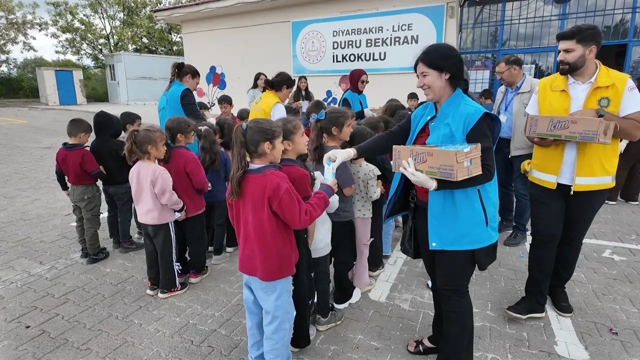 Lice’de çocuklara süt dağıtıldı