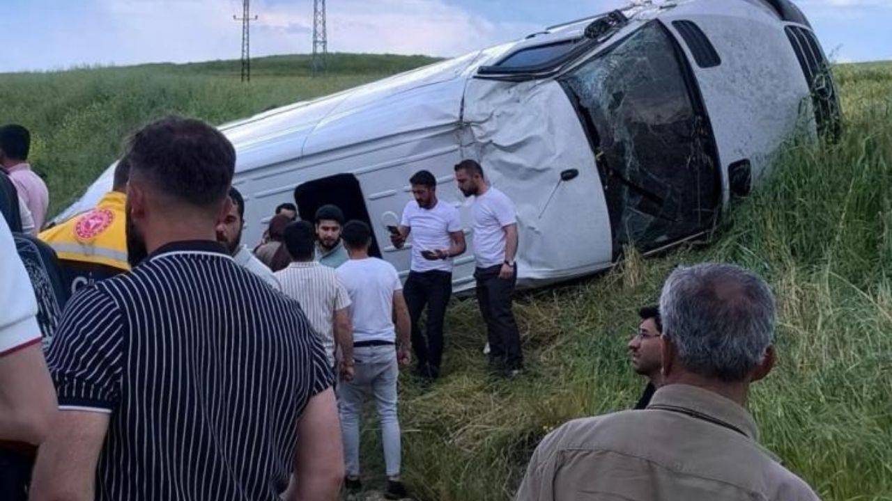 Diyarbakır’da yolcu minibüsü takla attı: 15 yaralı