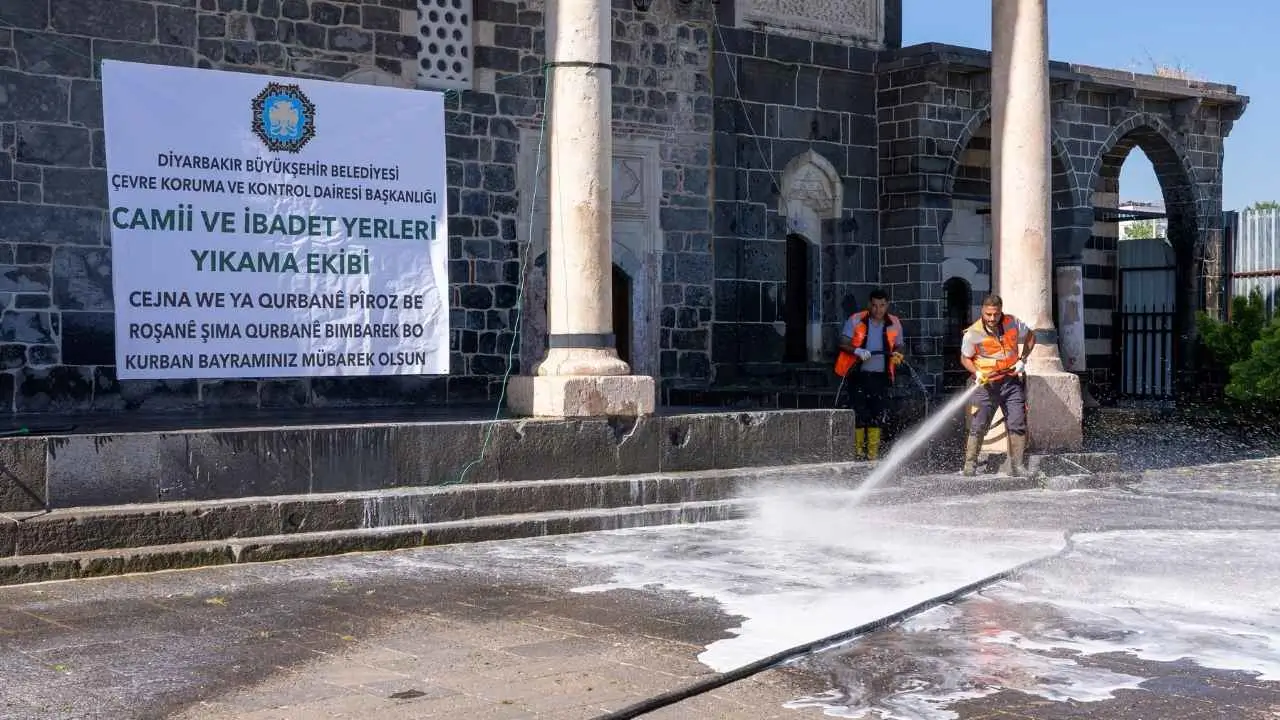 Diyarbakır’da Kurban Bayramı öncesi ibadethane temizliği