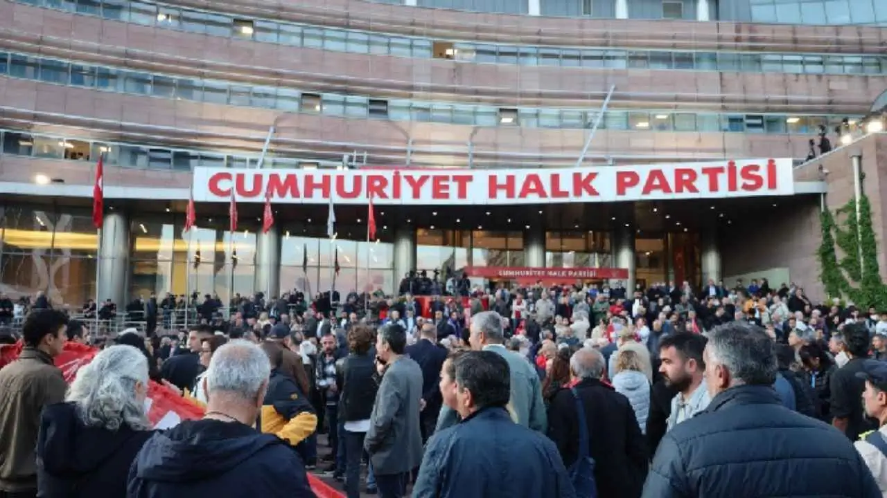 CHP Genel Merkezi'nde tahliye iddiası sonrası arbede