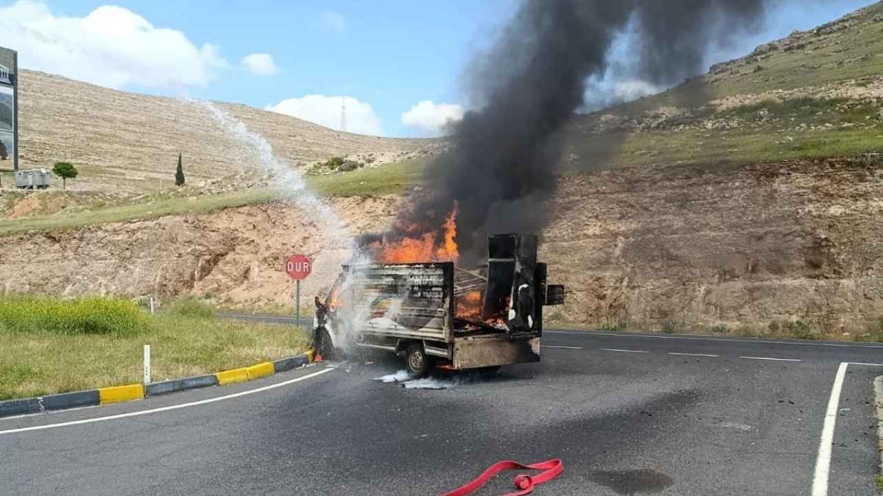 Diyarbakır’da seyir halindeki kamyonet alev aldı