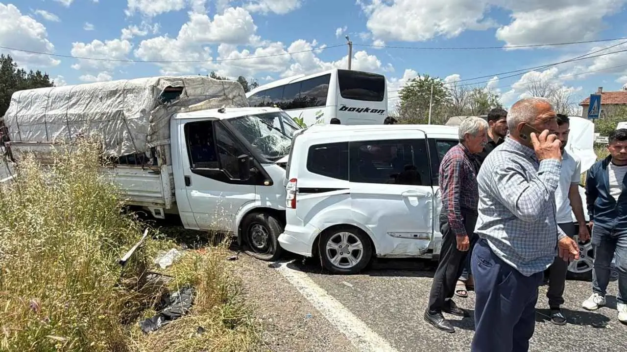Diyarbakır'da kurbanlık taşıyan kamyonet kaza yaptı: 1’i ağır 4 yaralı