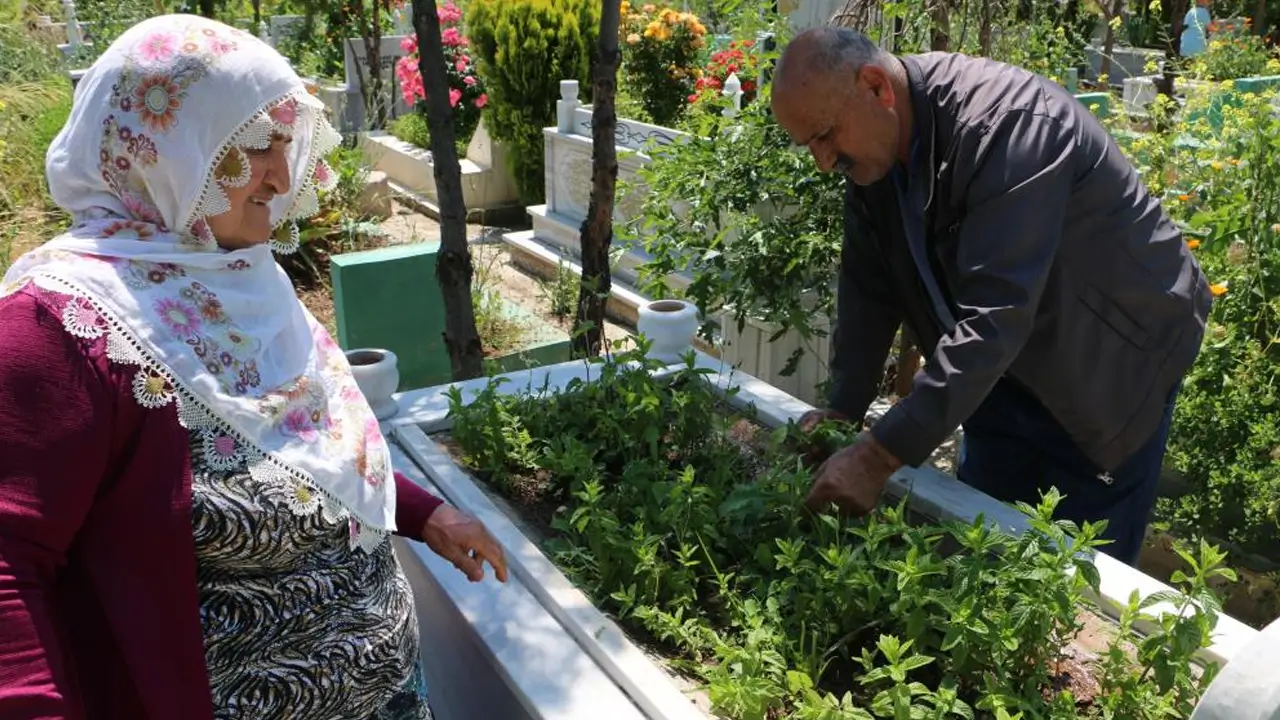 Arefe gününde mezar ziyaretleri yoğunlaştı