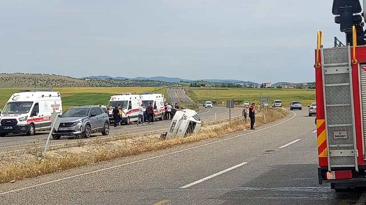 Diyarbakır'da kontrolden çıkan otomobil refüje devrildi: 4 yaralı