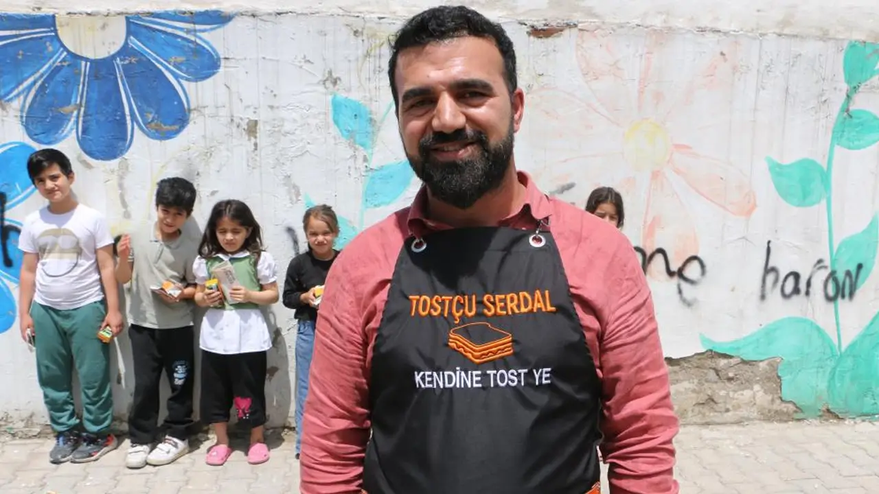 Çocukken yiyemediği tostu şimdi yüzlerce çocuğa dağıtıyor