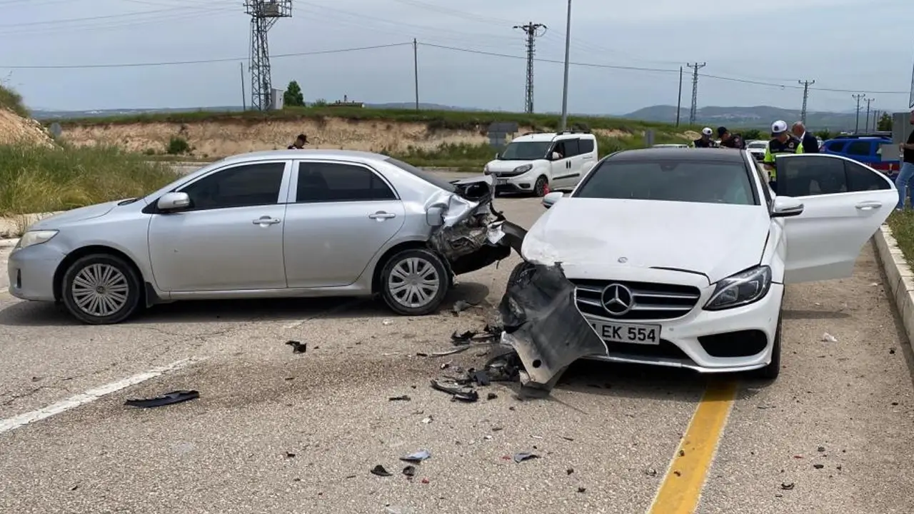 Elazığ’da kavşakta korkutan çarpışma: 4 yaralı