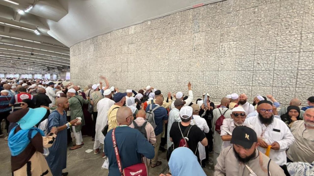 Hacı adayları hacı oldu: Şeytan taşlama sürüyor