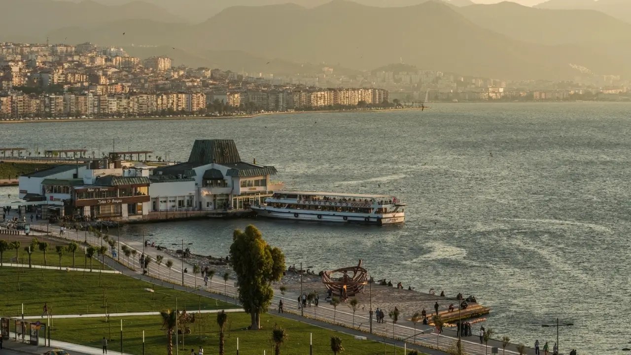 İzmir’de iğrenç olay: Kızının görüntülerini paylaştı