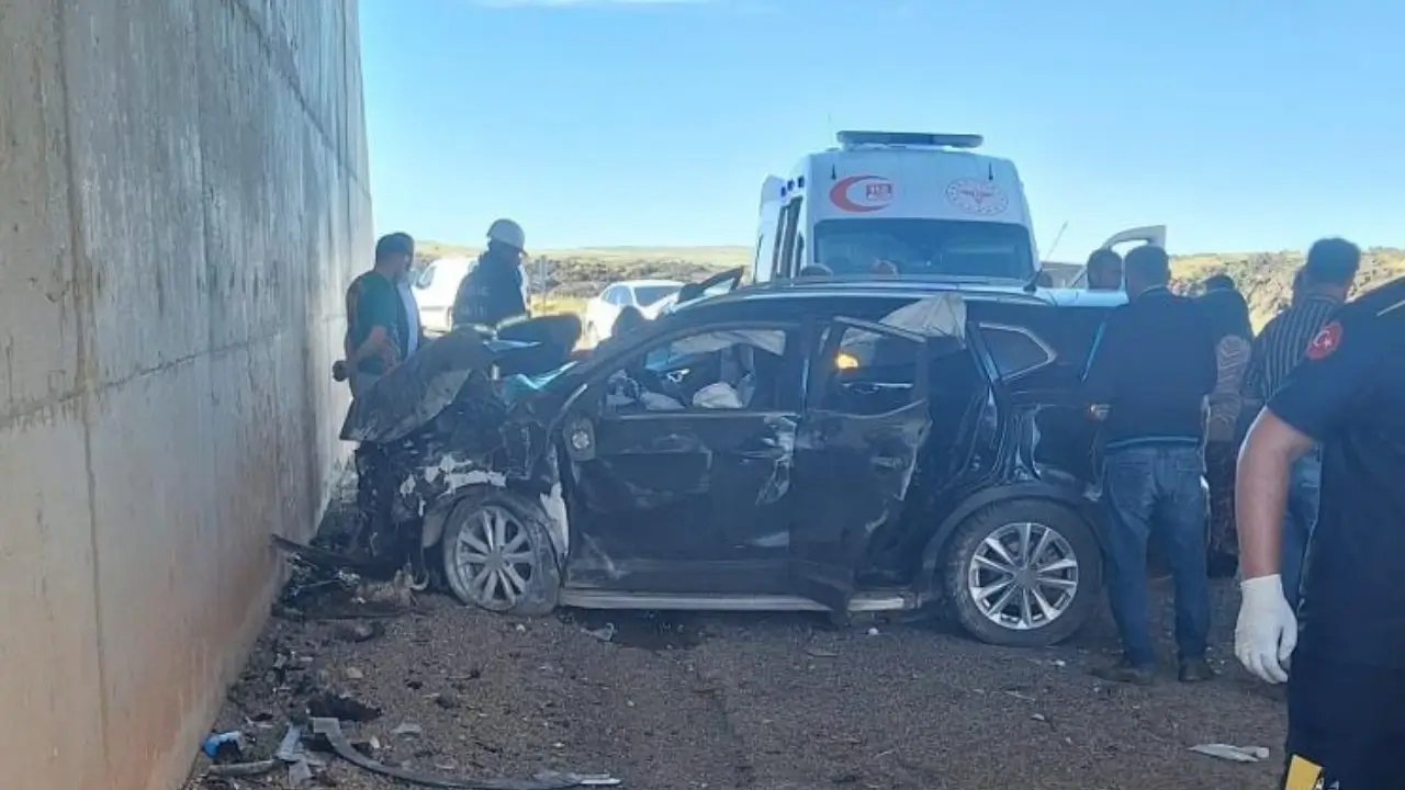 Diyarbakır’da otomobil alt geçitte duvara çarptı: 5 yaralı
