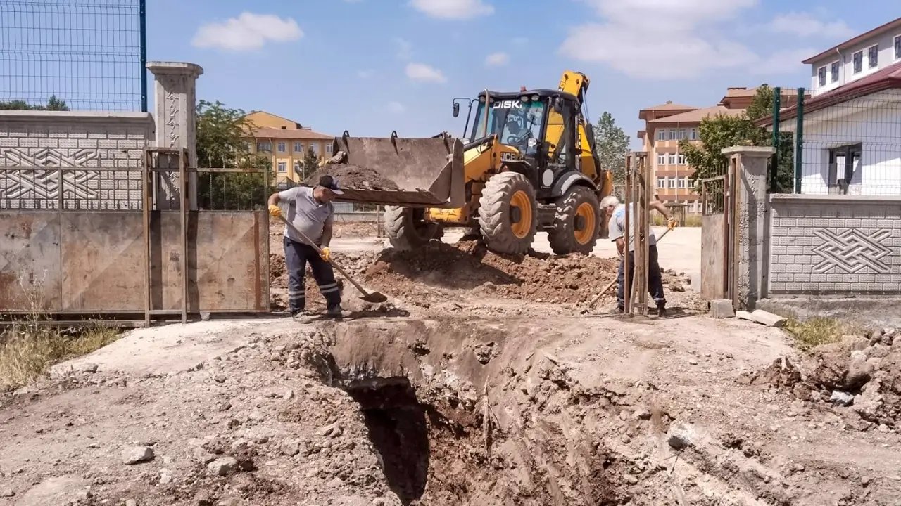Diyarbakır’da 4 okulun kanalizasyon altyapısını yeniledi