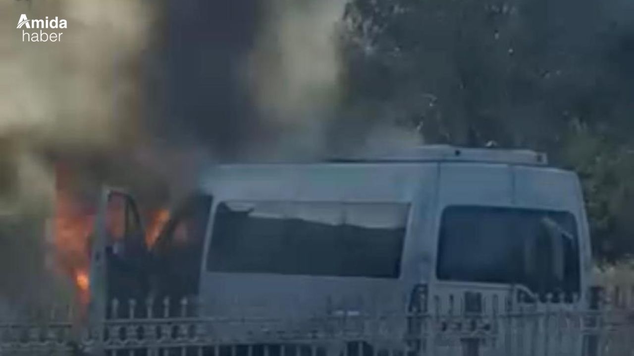 Diyarbakır’da seyir halindeki minibüs alevlere teslim oldu