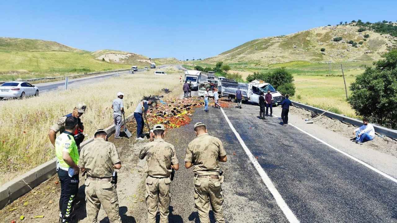 Diyarbakır'da kamyonetin tekeri patladı: Sebzeler yola savruldu