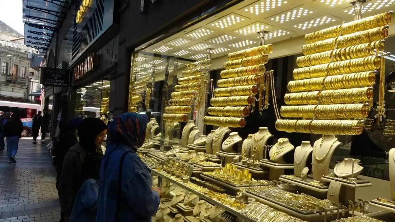 Altın haftaya sert düşüşle başladı: Gram altın ne kadar oldu