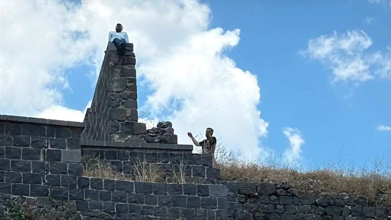 Diyarbakır’da yüksek surlardan atlamaya çalışan şahıs ikna edildi