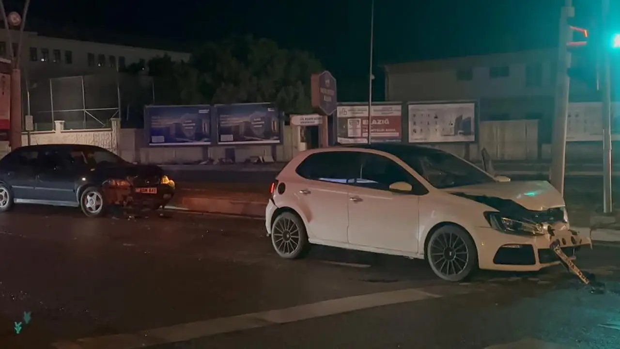 Elazığ'da ışıklarda zincirleme kaza: 3 yaralı