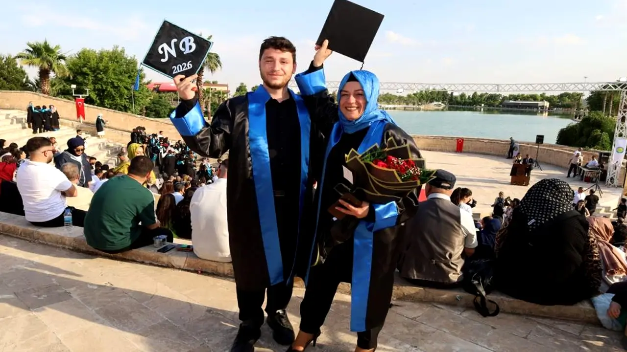 Anne-oğul birlikte mezuniyet sevinci yaşadı