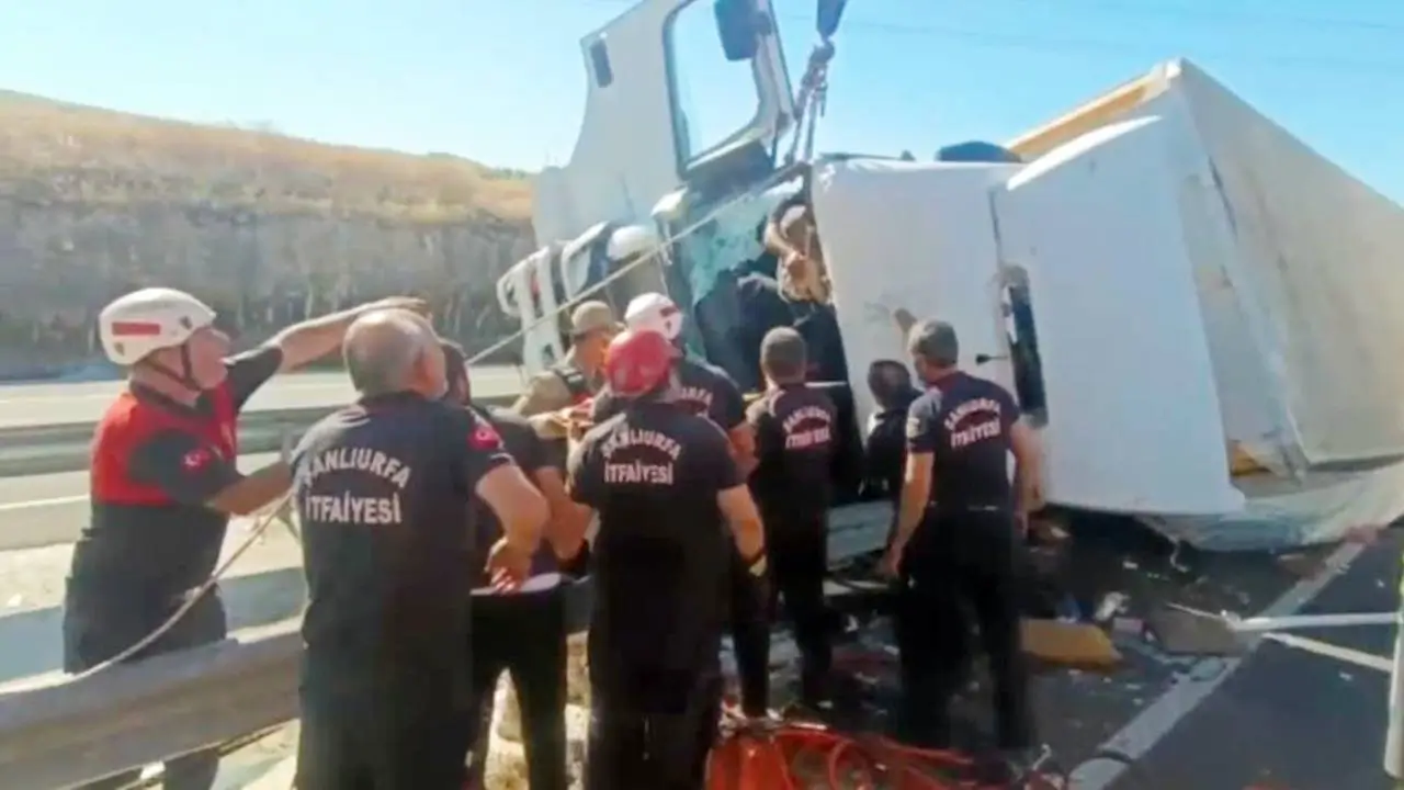 Diyarbakır’da tır devrildi: Sürücü sıkıştı