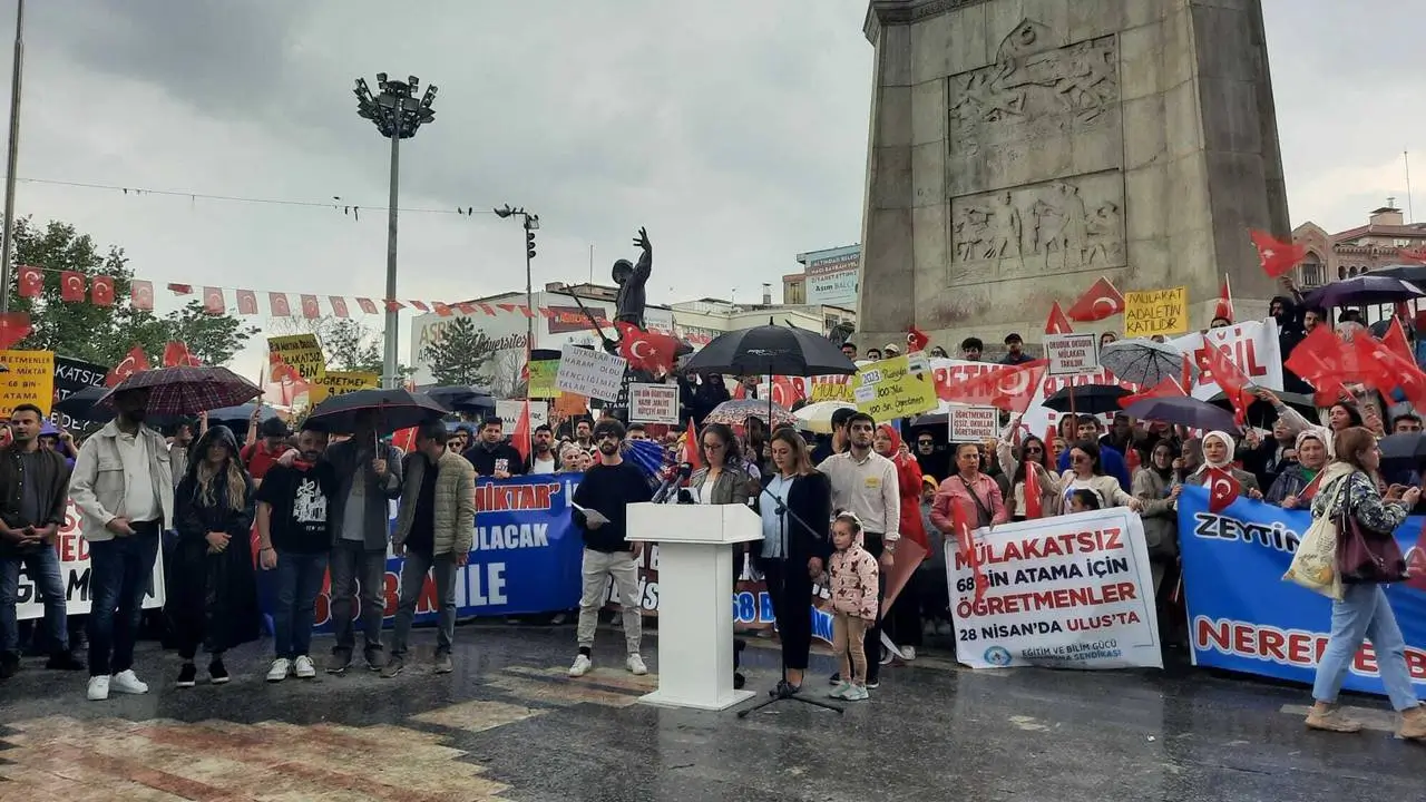Ankara'da eylemdeki iki öğretmen hastaneye kaldırıldı