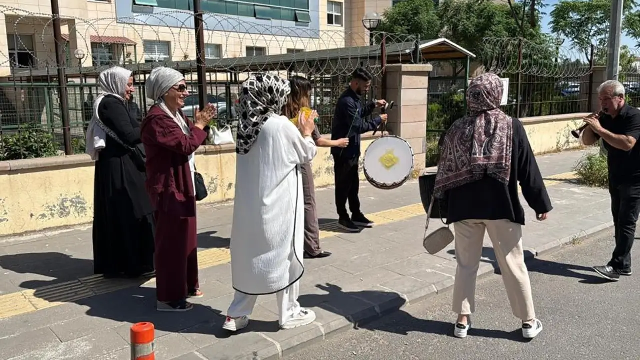 Diyarbakır'da boşanma sonrası ilginç kutlama: Biri halay çekti, diğeri bağlama çaldı