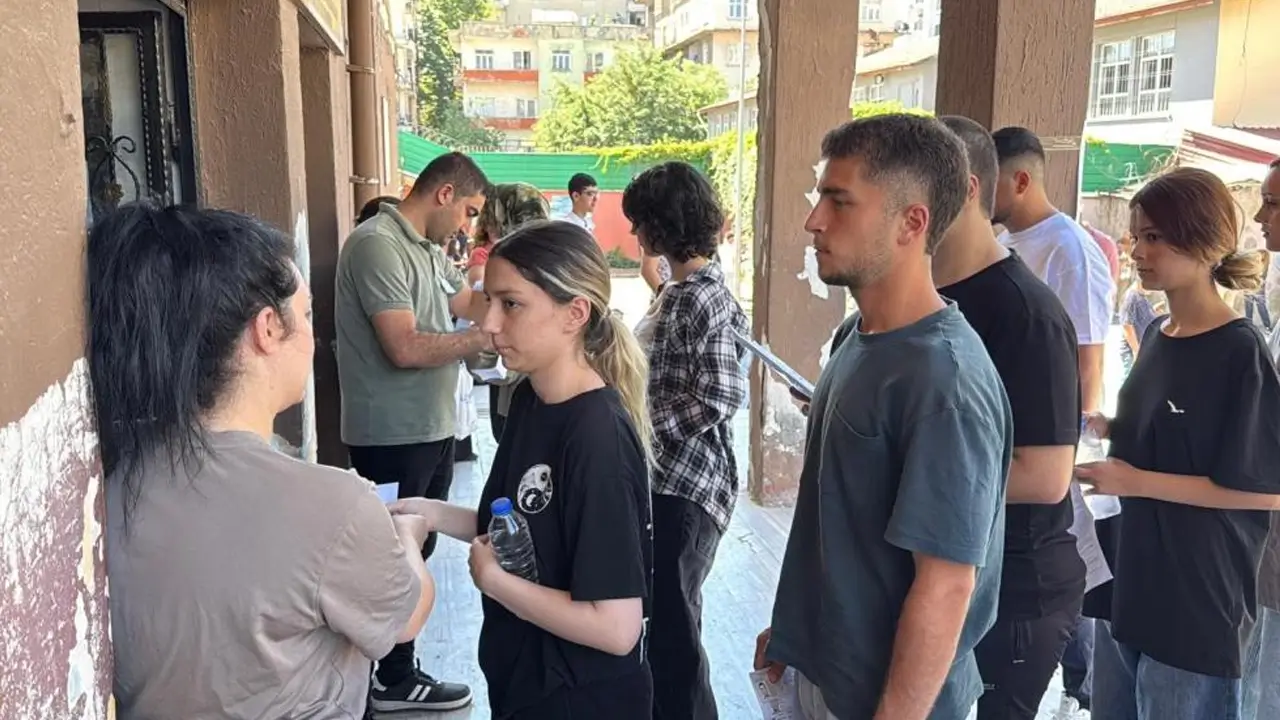 Diyarbakır'da sınav heyecanı: AYT başladı