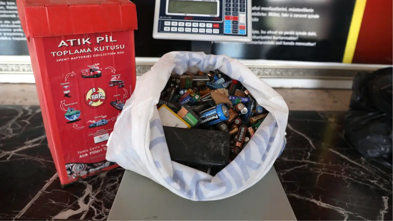 Diyarbakır'da öğrenciler 6 ayda 878 kilogram atık pil topladı