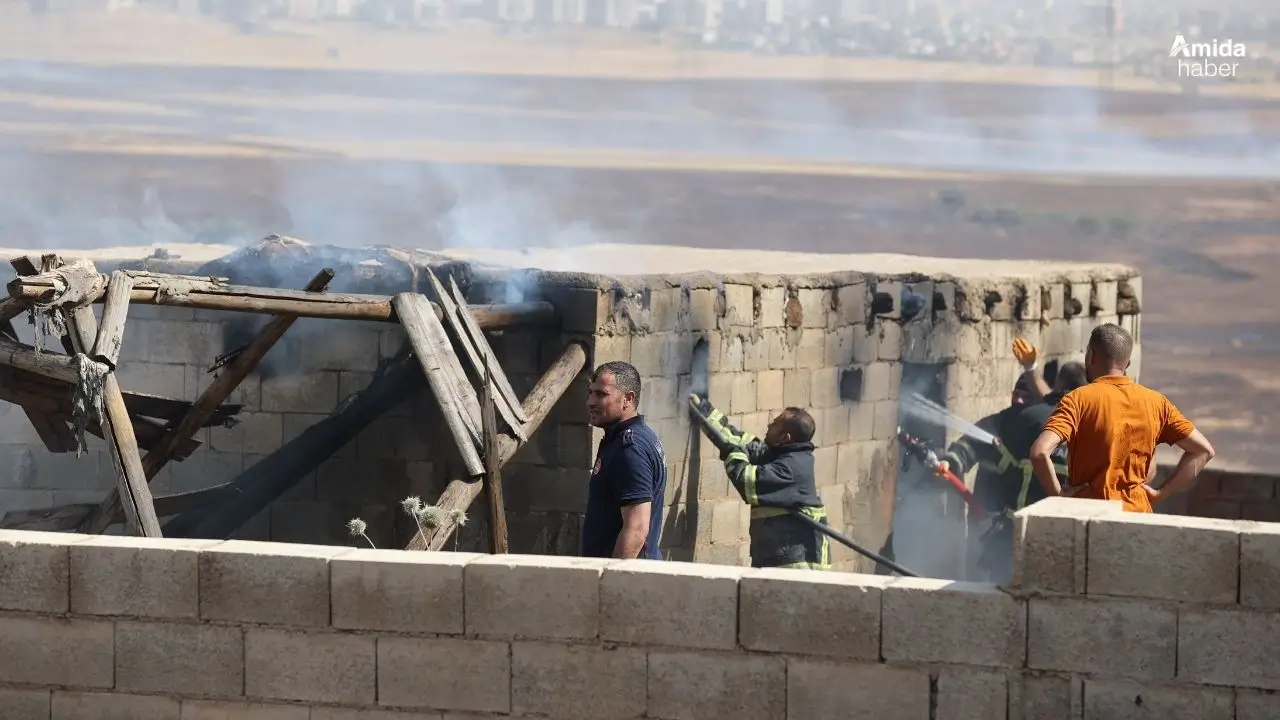 Mardin de anız yangını evlere kadar dayandı
