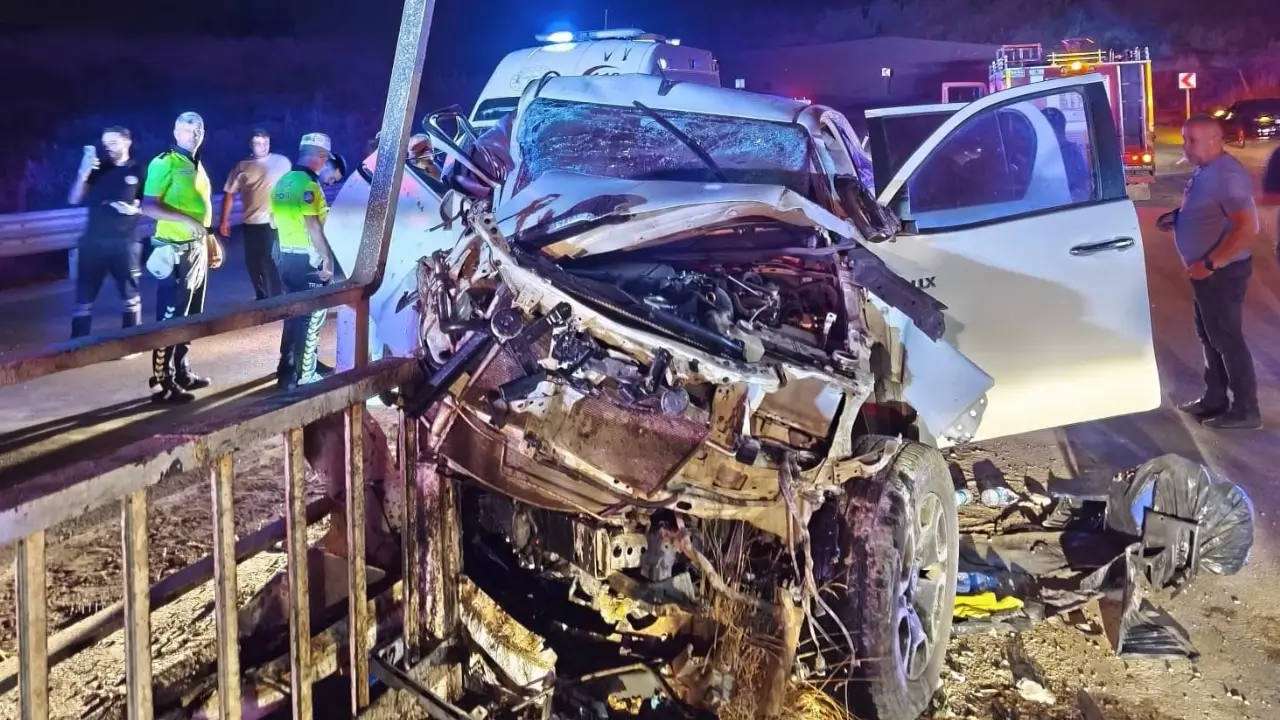 Siirt’te pikap bariyerlere saplandı: 2 yaralı