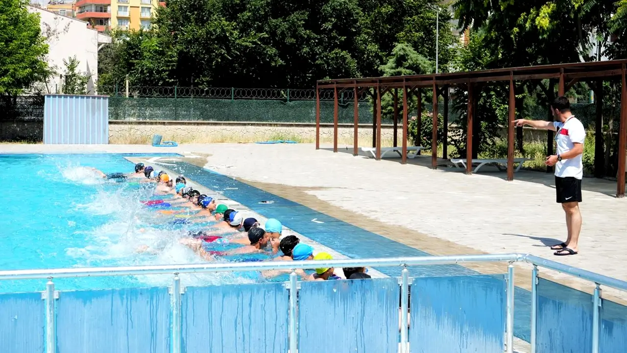 Diyarbakır’da 3 bin kişiye yüzme kursu