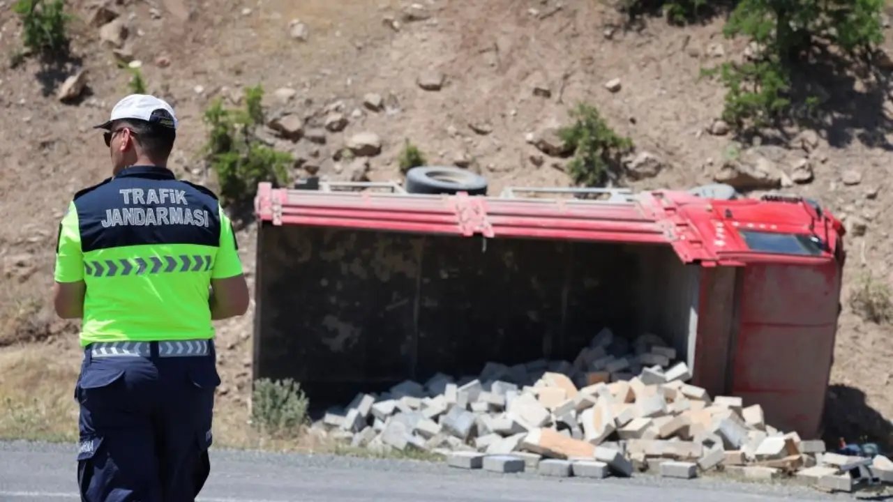 Taş yüklü kamyonet devrildi: 2 yaralı