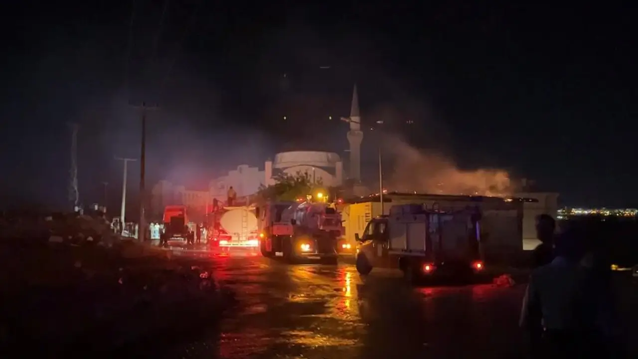 Alevler rüzgarla yayıldı: 3 iş yeri hasar gördü