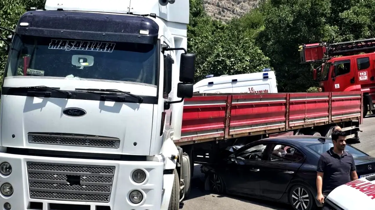 Hakkâri'de kontrolden çıkan otomobil tıra çarptı: 1 yaralı