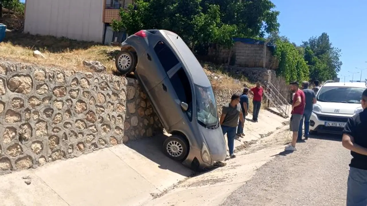 Park halindeki otomobil istinat duvarından düştü: 2 yaralı