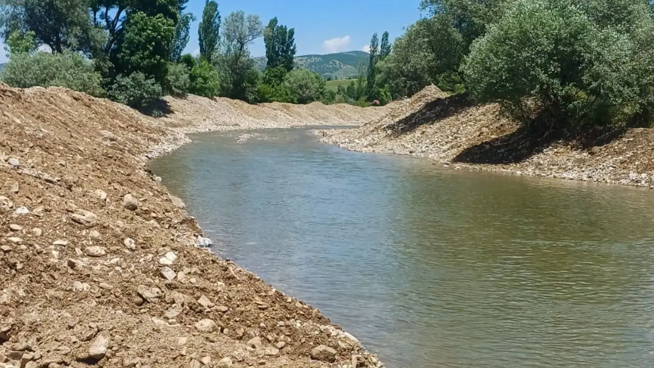 Bitlis'te dereye giren 3 kardeşten biri hayatını kaybetti, biri kayıp
