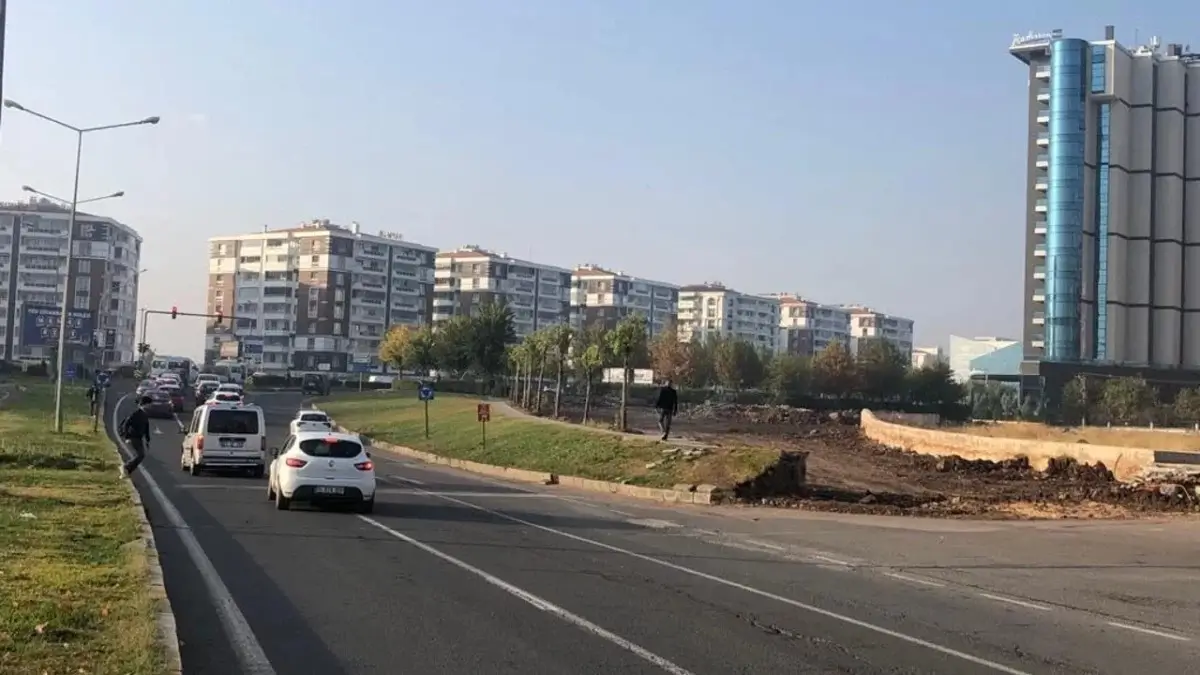 Diyarbakır’da park gitti, yolun bir bölümü açıldı