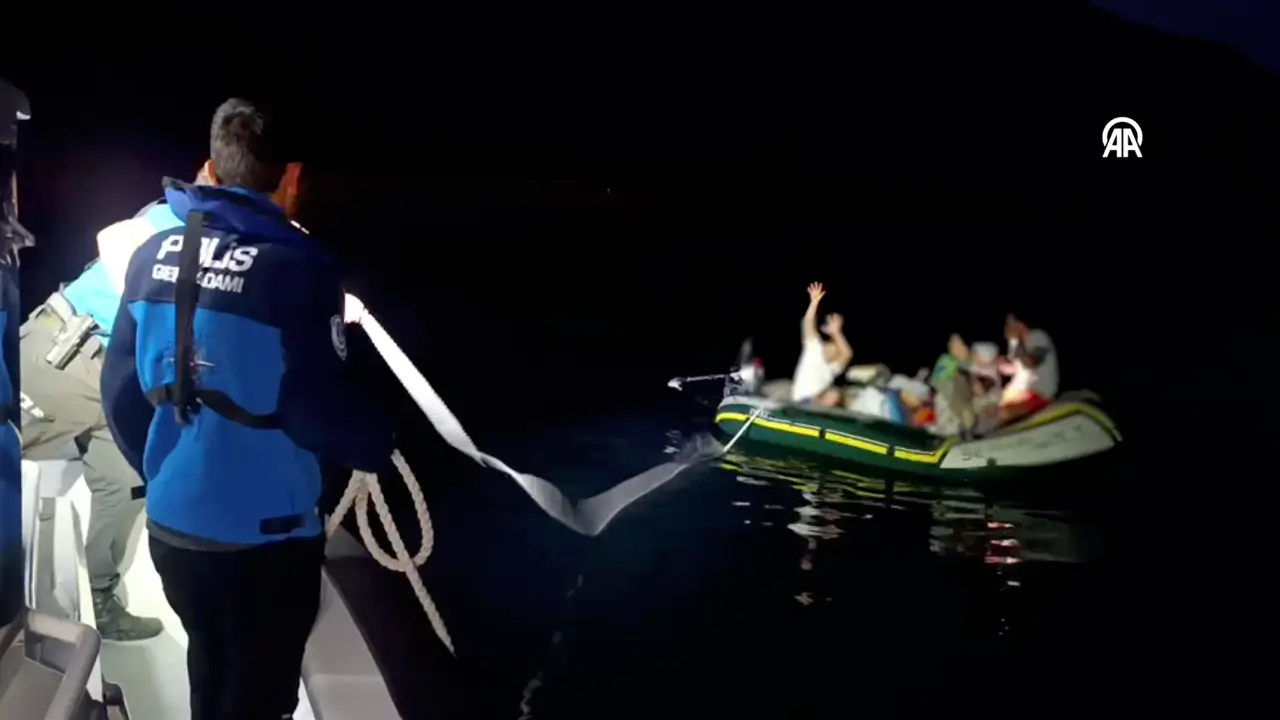 Van Gölü'nde mahsur kalan 3'ü çocuk 7 kişi kurtarıldı