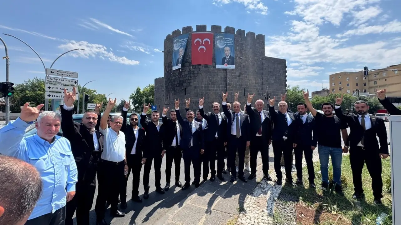 Diyarbakır’a gelen MHP’li heyetten ‘bozkurtlu’ poz!