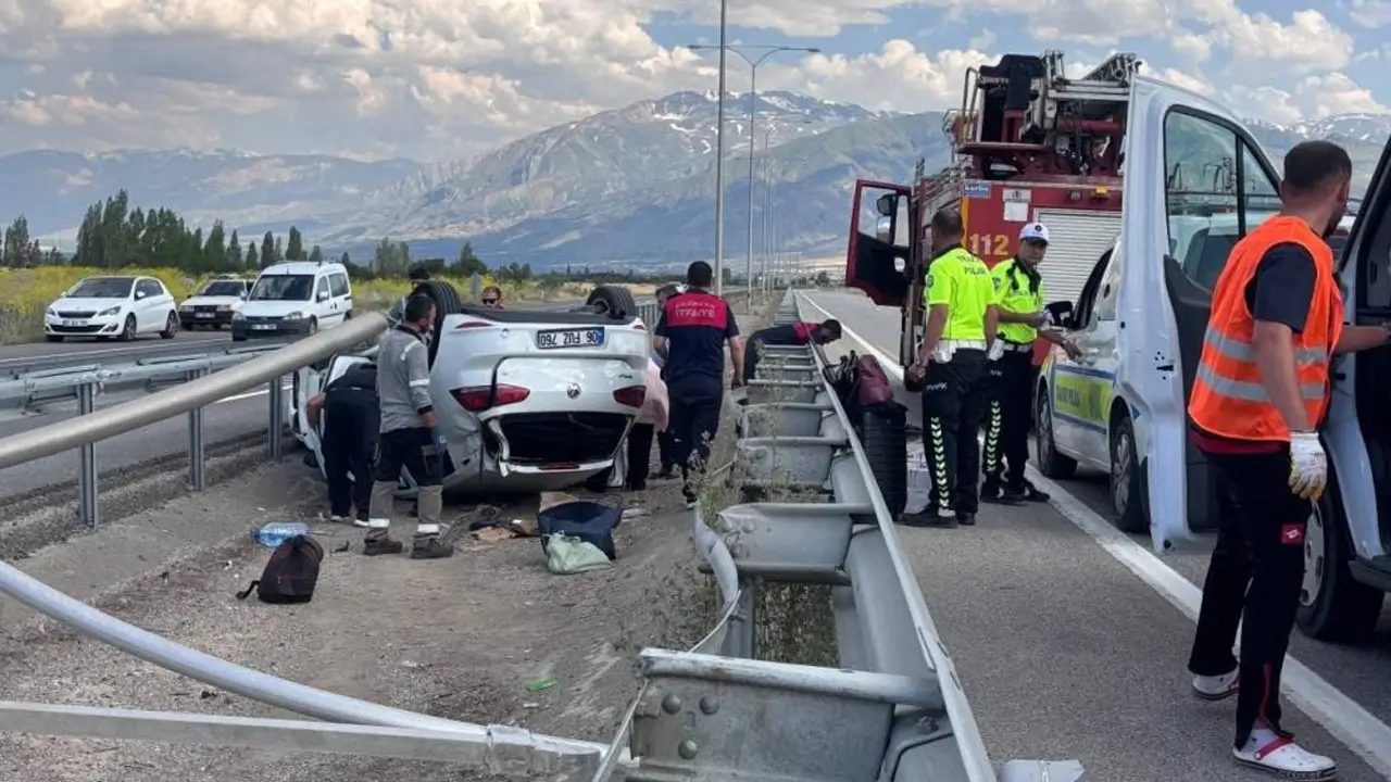 Ters dönen otomobilden sağ çıktı