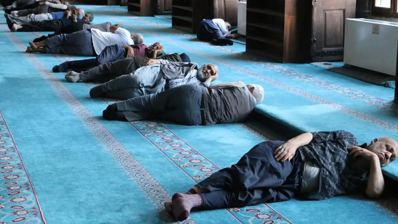 Diyarbakır'da kavurucu sıcakta serinliğin adresi camiler oldu