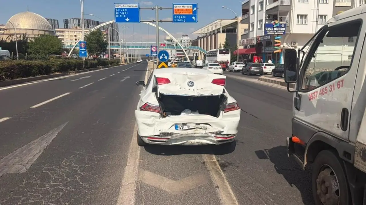 Diyarbakır'da iki otomobil çarpıştı: Hamile sürücü şoka girdi
